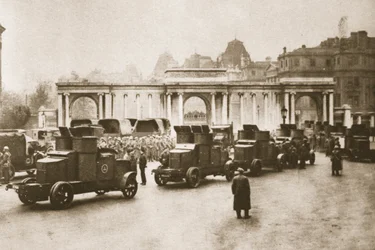 Bus- und LKW-Konvoi vom Hafen zur Milch- und Lebensmittelstation im Hyde Park, eskortiert von gepanzerten Fahrzeugen während des Großen Streiks, aus Wunderbares London, veröffentlicht 1926-27